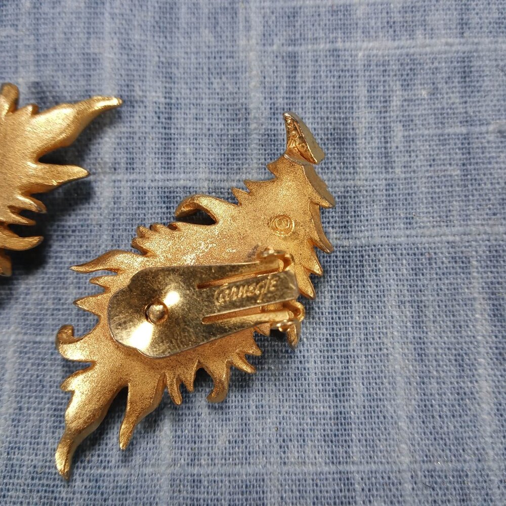 1970s Gold Tone Leaf Brooch and Earring Set by Hattle Carnagie - Picture 5 of 5